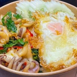 [อร่อยซ่ากับโค้ก] ข้าวผัดกะเพราปลาหมึก +  โค้ก ออริจินัล (ขวด)