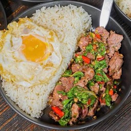 กะเพราหมูชิ้น ไข่ดาวราดข้าว