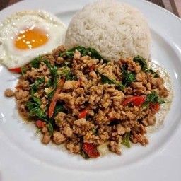 กะเพราหมูสับ ไข่ดาว ราดข้าว
