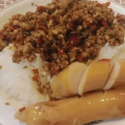 ข้าวหน้าหมูสับผัดพริกเเกงใต้(ไม่ผัก)+ไส้กรอกทอด