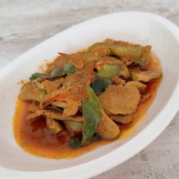 ผัดพริกแกง (หมู หรือ กุ้ง)