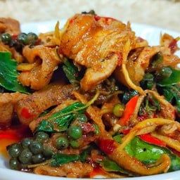 ผัดเผ็ดหมูป่าราดข้าว