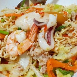 ยำมาม่ารวมมิตร instant noodles mix salad