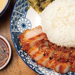 ข้าวหมูกรอบน้ำจิ้มเเจ่ว