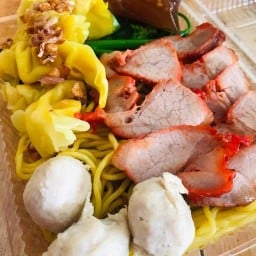 กนกอร. ข้าวมันไก่ หลังโชว์รูมรถไทร์อั้มพ์
