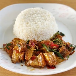 กระเพราหมูกรอบราดข้าว