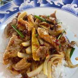 พริกเผาหมูชิ้นราดข้าว