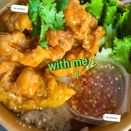 ข้าวไก่ทอดน้ำปลา น้ำจิ้มซีฟู๊ด