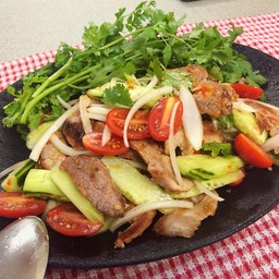 ยำคอหมูย่าง spicy Grilled pork neck salad
