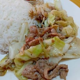 ผัดกะหล่ำหมูชิ้นราดข้าว