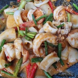 ข้าวราดหมึกผัดไข่เค็ม
