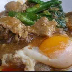 ราดหน้าเส้นใหญ่หมูนุ่ม + ไข่ลาวา