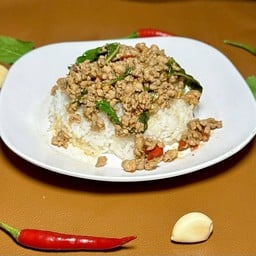 กะเพราหมูสับสลับบด ราดข้าว