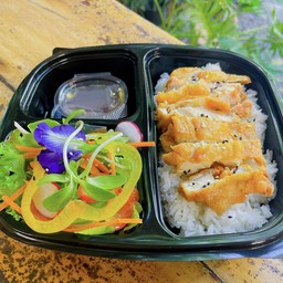 ข้าวไก่ทอดกรอบซอสน้ำปลา