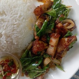 หมูกรอบผัดพริกเผาราดข้าว