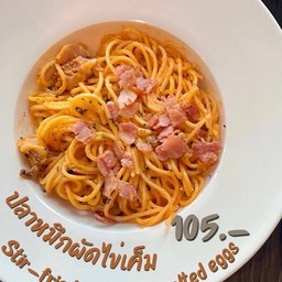 Spaghetti stir fried squid with salted eggs