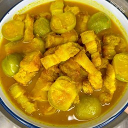 แกงส้มหมูสามชั้นมะเขือ