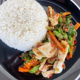 กะเพราปลาหมึก ราดข้าว
