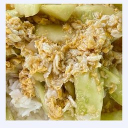 แตงกวาผัดไข่ ราดข้าว