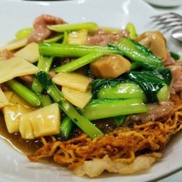 บะหมี่ราดหน้าเนื้อ