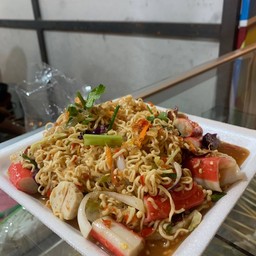 ยำมาม่าปูอัดลูกชิ้น