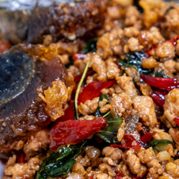 ข้าวกะเพราไก่สับ+ไข่เยี่ยวม้า
