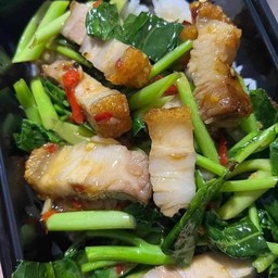 คะน้าหมูกรอบ