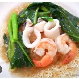 ราดหน้าเส้นหมี่ทะเล