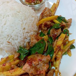 ผัดพริกแกงหน่อไม้หมูชิ้นราดข้าว