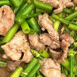 ข้าว ผัดผักต้นกระเทียม