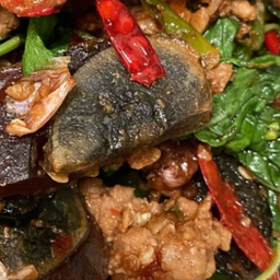 ข้าวกะเพราหมูชิ้น+ไข่เยี่ยวม้า