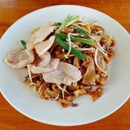 ผัดซีอิ๊ว หมูนุ่ม เส้นใหญ่