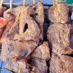 ไส้กรอกหมูอบแหนมย่าง หน้าหมู่บ้านปิยะพร