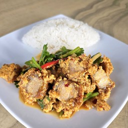 ข้าว หมูกรอบผัดผงกะหรี่