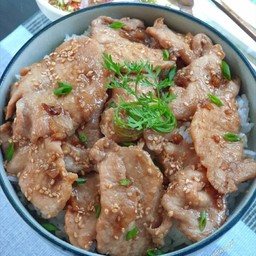 หมูนุ่มผัดซอสเทริยากิราดข้าว