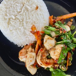 กะเพรากุ้ง ราดข้าว