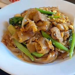 เส้นใหญ่ผัดซีอิ๋ว