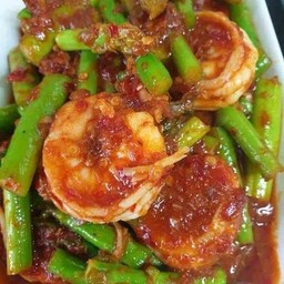 ข้าวผัดพริกแกง หมู กุ้ง ทะเล รวมมิตร