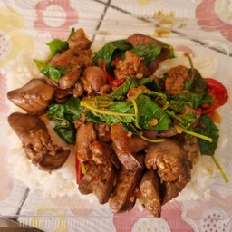 ผัดกระเพราเครื่องในไก่