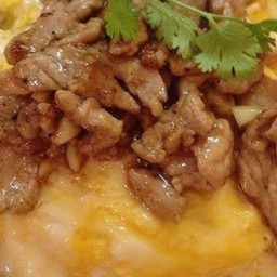 ข้าวไข่ข้นหมูชิ้นทอดกระเทียม