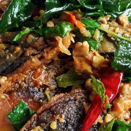 ข้าวกะเพราไก่ชิ้น+ไข่เยี่ยวม้า