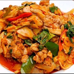 ผัดพริกแกงไก่ใส่หน่อไม้ดอง