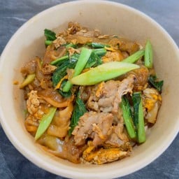 เส้นใหญ่ผัดซีอิ้วหมู