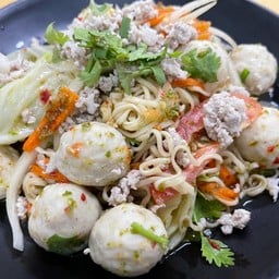 ยำมาม่าลูกชิ้นหมู