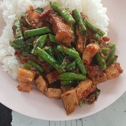 ผัดพริกแกงหมูราดข้าว
