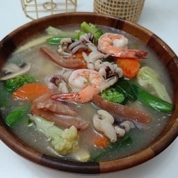 [อร่อยซ่ากับโค้ก] ราดหน้าทะเล ผักรวม +  โค้ก ออริจินัล (กระป๋อง)