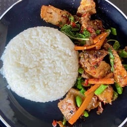 กะเพราหมูกรอบ ราดข้าว