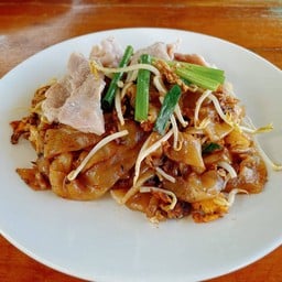 ผัดซีอิ๊ว ไก่นุ่ม เส้นใหญ่