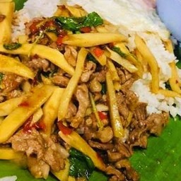 ข้าวกระเพราหน่อไม้ไก่