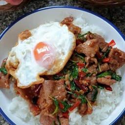 กระเพราหมูชิ้น ไข่ดาวราดข้าว